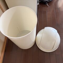 ゴミ箱／白の画像