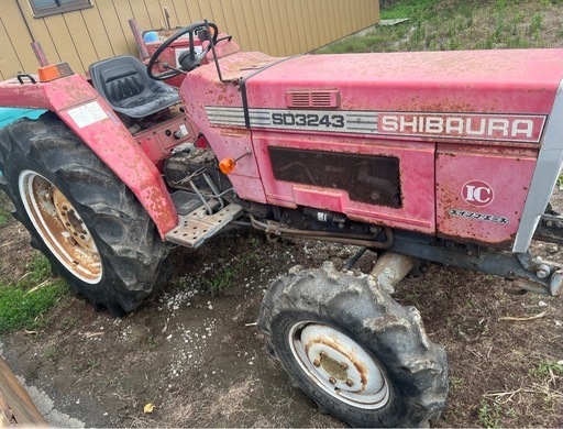 シバウラ　32馬力
SHIBAURA SD3243 パワステ　自動水平 4WD 車体のみ