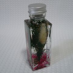 新品のクリスマス用四角瓶ハーバリウム・お譲りします②の画像