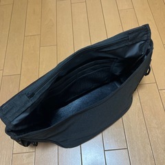 釣具　レイドジャパン　ビッグロゴ　メッセンジャーバッグの画像