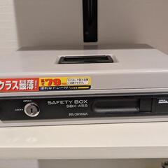 鍵付き 薄型金庫 セキュリティボックス 耐火の画像