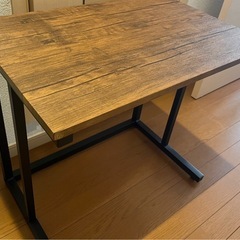 【ほぼ新品】サイドテーブルの画像