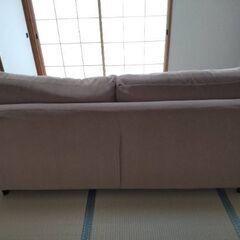 ベージュファブリックソファとオットマンセットの画像