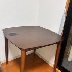 無料！木製テーブルと椅子のセットを無料で差し上げますの画像