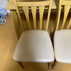 木のテーブル 四つの椅子付きの画像