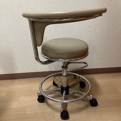白色　メディカルチェア ワークスツール 会議チェア 病院 診察室 美容院 回転いす 丸イス スツール チェア 背もたれ付 足置 リング付 キャスター付の画像