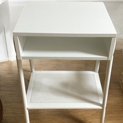 IKEA ベッドサイドテーブル　ホワイトの画像