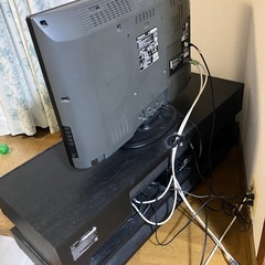 テレビ、テレビ台(スピーカー)の画像