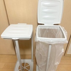【お話し中】ダイソー　組み立て式ゴミ袋ホルダー2個セットの画像