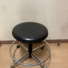 キャスター付き黒色丸椅子・スツールの画像