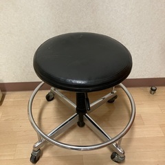 キャスター付き黒色丸椅子・スツールの画像