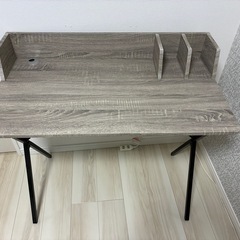 机とガラステーブルの画像