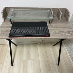 机とガラステーブルの画像