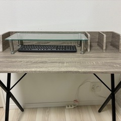 机とガラステーブルの画像