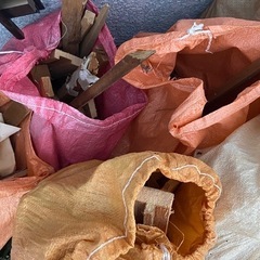キャンプ　焚き火　BBQ用の薪自由に持ち帰りくださいの画像