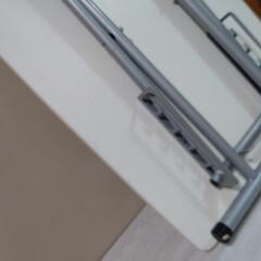 折りたたみテーブルの画像