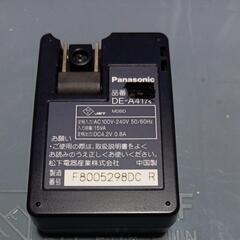 パナソニックバッテリーチャージャーセットです充電済なのですぐ使えます。宜しくお願いします。配送料金込価格下げました動作確認は正常に充電出来ました。の画像