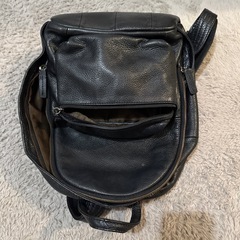 ブラック 本革(牛革)のリュックの画像