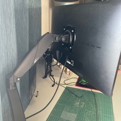 パソコンモニター　モニターアーム付きの画像