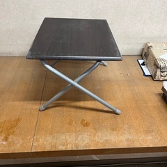 無料でお譲りします。小型折り畳みテーブル3台とサイドワゴン1台　まとめて引き取り希望です。【交渉中】
の画像