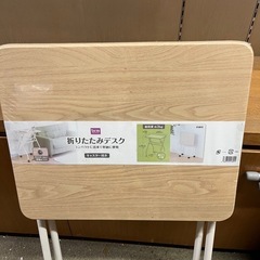 無料でお譲りします。小型折り畳みテーブル3台とサイドワゴン1台　まとめて引き取り希望です。【交渉中】
の画像