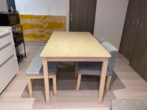 話し合い中/ 4人用ダイニングテーブルセット