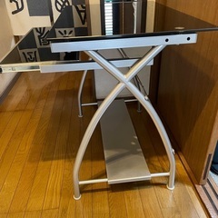 ニトリのPC用ガラステーブル　美品の画像