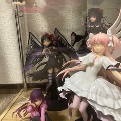 写真のもの全て　フィギュア棚もの画像