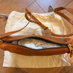 IL BISONTE レザーショルダーバッグ キャメル色 三日月ショルダーバッグの画像