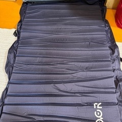 キャンプ用トーチとCAMDOOR エアマットの画像