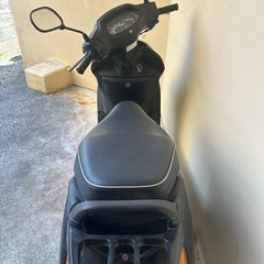スペイシー100黒バッテリーとダックテイル、サイドスタンド付きの画像