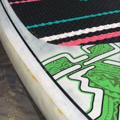 スターボードSUPとケースとスタンドの画像