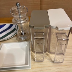 食器、調味料入れの画像