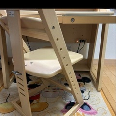 オカモト照明付き学習机と椅子３点セットの画像