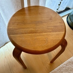 木製 丸イスの画像