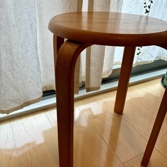 木製 丸イスの画像