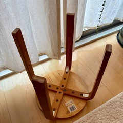 木製 丸イスの画像