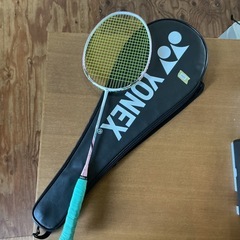 スポーツ好きな人にオススメ商品🏸 YONEX ヨネックス バトミントンラケット ほぼ未使用❗️ 可愛い色味 緑 ピンク 白の画像