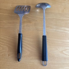 フライ返しとおたまのセットの画像