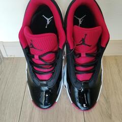 ☆新品☆レア☆[ナイキ] ジョーダン マックス オーラ 6 JORDAN MAX AURA 6 ブラック/ホワイト/ジムレッド FQ8298-006

の画像