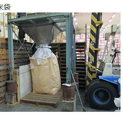 タイ米の加工・チェック作業の画像
