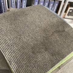 ¥500持って行き放題！中古タイルカーペットの画像