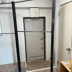 ディスプレー什器　シングルラック　可変式　柱3台　バー4本の画像