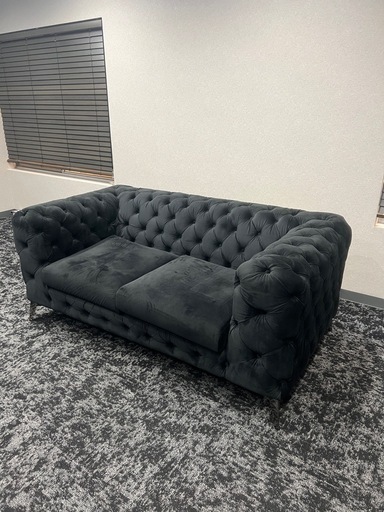 ブラック ソファ 2人掛け　ベルベット調　高級感あり