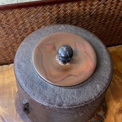 配送可能　 時代物　茶道具 筒釜　竹梅紋　竹節耳　茶釜 鉄釜 銅蓋 風炉釜　状態良好　古道具　アンティーク　骨董　古董　煎茶道具　 鉄瓶の画像