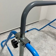 折りたたみ 鉄棒 室内　ブルー　逆上がりベルト付き！　　　現金手渡しも可能です！お問い合わせくださいの画像