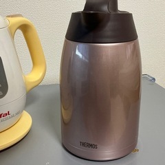 T-fal ティファール と THERMOS の保温ポットの画像