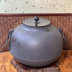 配送可能【茶道具】人間国宝 釜師 高橋敬典 作 真形釜 共箱付 銅蓋・釜環付 鉄釜 茶釜 骨董品の画像