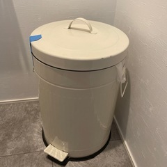 ペダルゴミ箱の画像