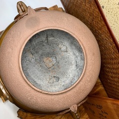 配送可能【茶道具】釜師 畠春斉作 平丸釜添 唐銅風炉師 四世 一ノ瀬宗辰造 唐銅 切合鬼面風炉 共箱・釜環・銅蓋付 鉄釜 骨董 時代物 良品の画像